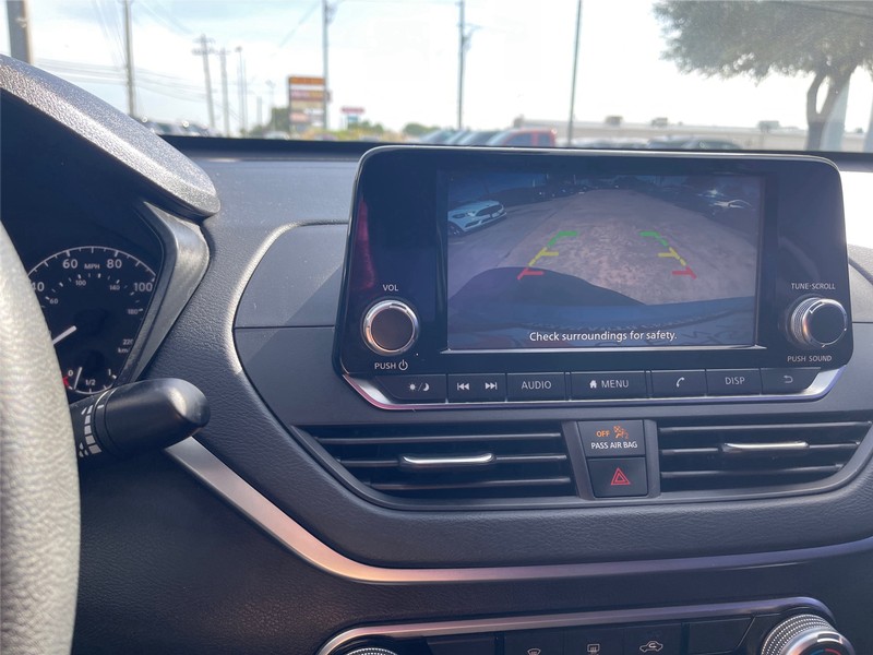 Nissan Altima Vehicle Full-screen Gallery Image 16