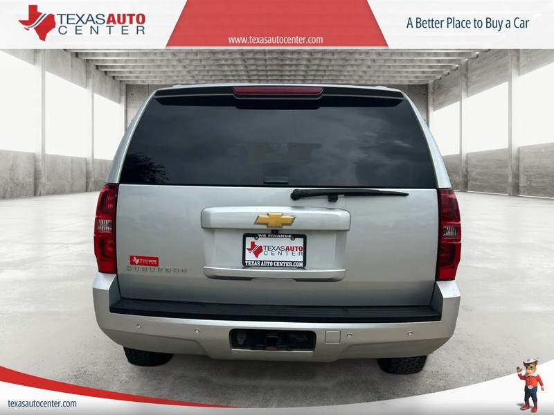 Chevrolet Suburban Vehicle Full-screen Gallery Image 6