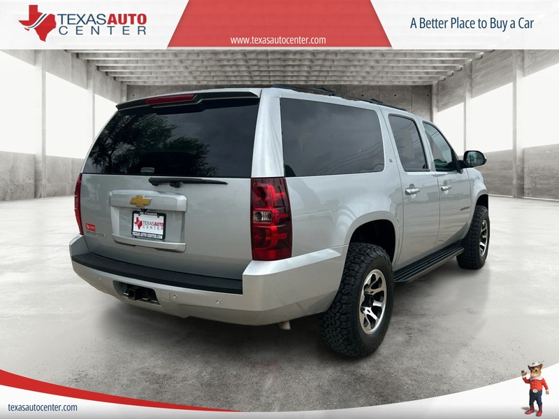 Chevrolet Suburban Vehicle Full-screen Gallery Image 7
