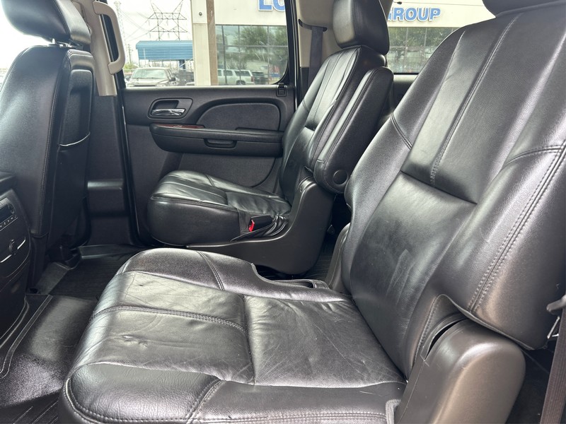 Chevrolet Suburban Vehicle Full-screen Gallery Image 10