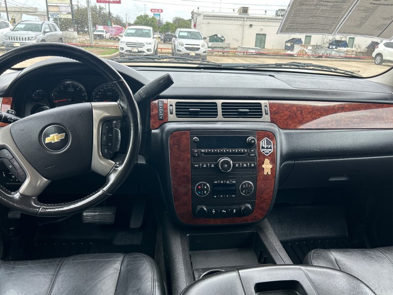 Chevrolet Suburban Vehicle Full-screen Gallery Image 12