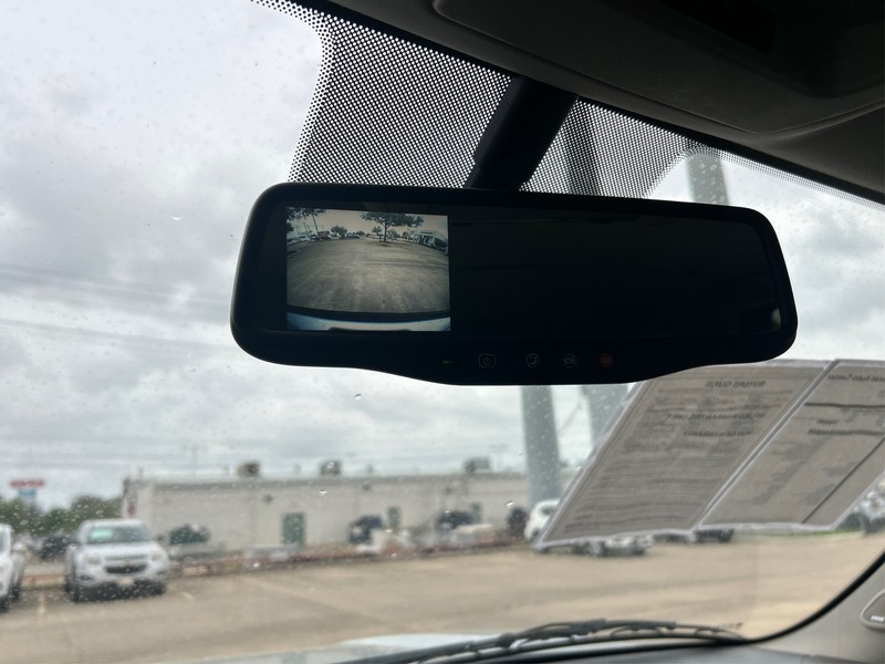 Chevrolet Suburban Vehicle Full-screen Gallery Image 17