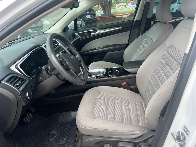 Ford Fusion Vehicle Full-screen Gallery Image 7