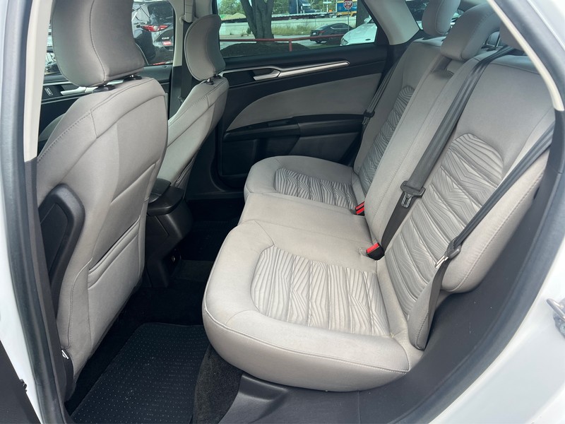 Ford Fusion Vehicle Full-screen Gallery Image 8