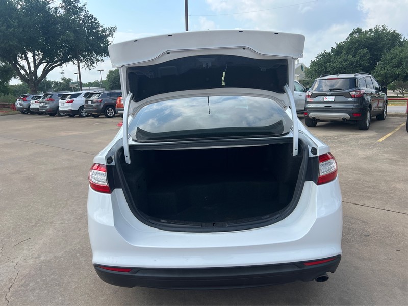 Ford Fusion Vehicle Full-screen Gallery Image 9