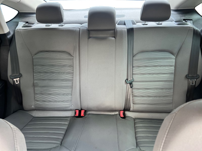 Ford Fusion Vehicle Full-screen Gallery Image 11