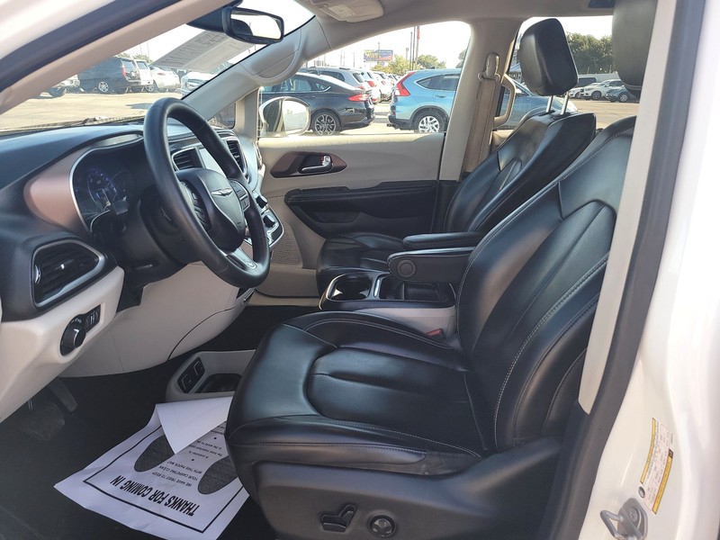 Chrysler Voyager Vehicle Full-screen Gallery Image 9