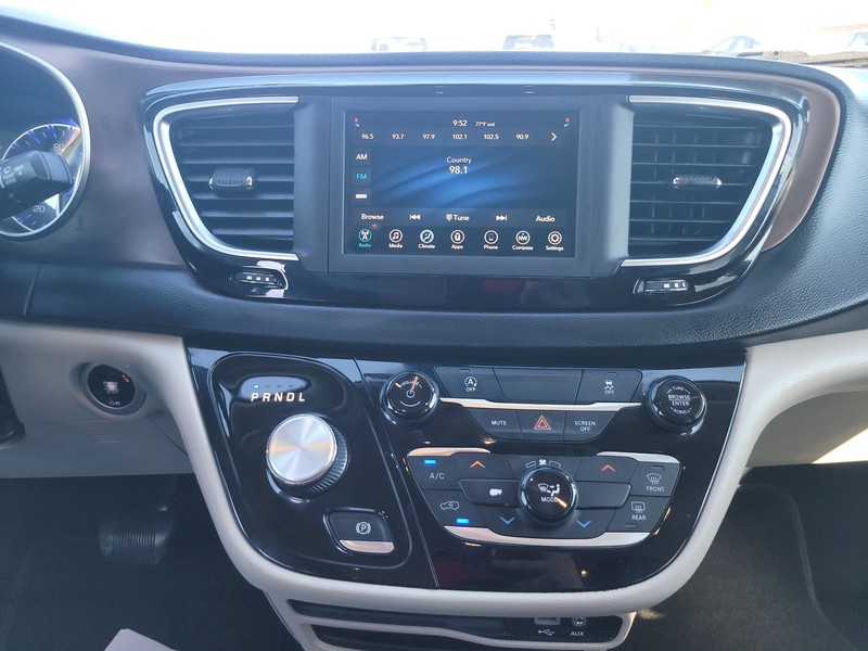 Chrysler Voyager Vehicle Full-screen Gallery Image 12