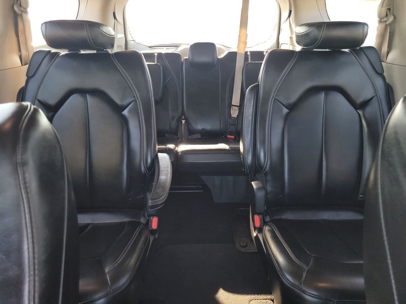 Chrysler Voyager Vehicle Full-screen Gallery Image 13