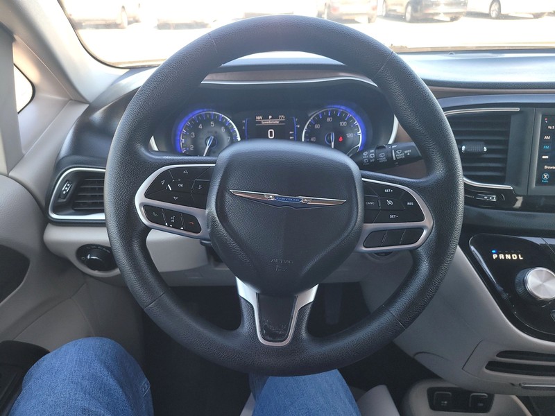 Chrysler Voyager Vehicle Full-screen Gallery Image 14