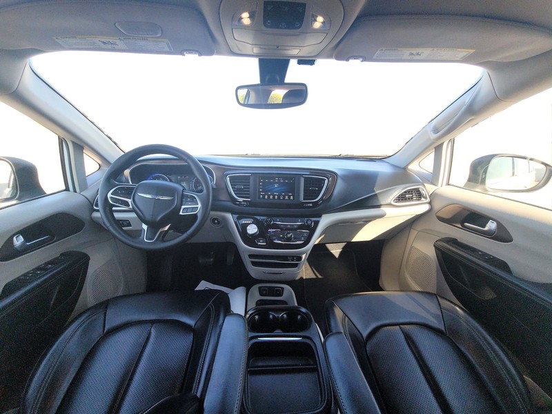 Chrysler Voyager Vehicle Full-screen Gallery Image 15