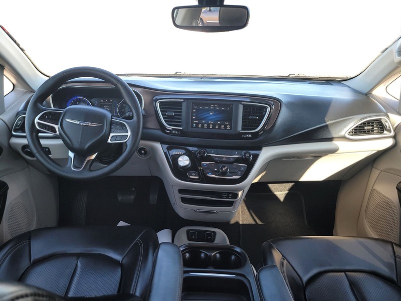 Chrysler Voyager Vehicle Full-screen Gallery Image 16