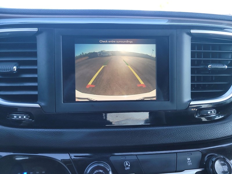 Chrysler Voyager Vehicle Full-screen Gallery Image 17