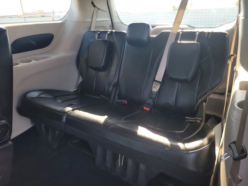 Chrysler Voyager Vehicle Full-screen Gallery Image 18