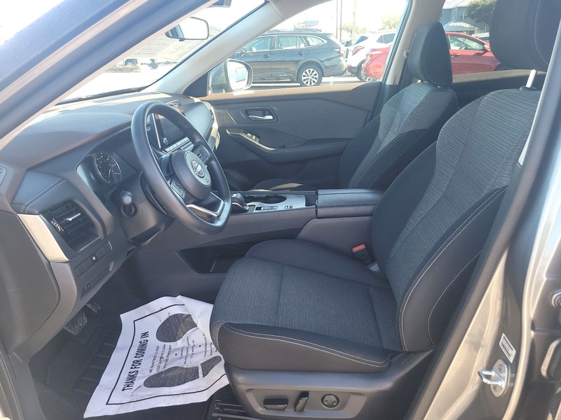 Nissan Rogue Vehicle Full-screen Gallery Image 9