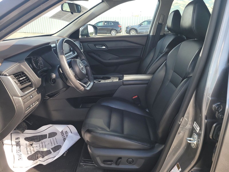 Nissan Rogue Vehicle Full-screen Gallery Image 9