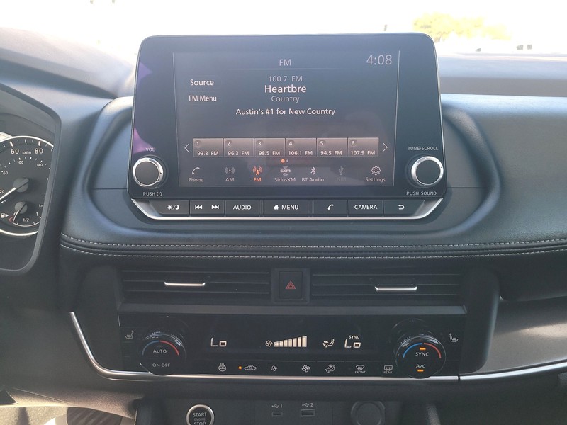 Nissan Rogue Vehicle Full-screen Gallery Image 12