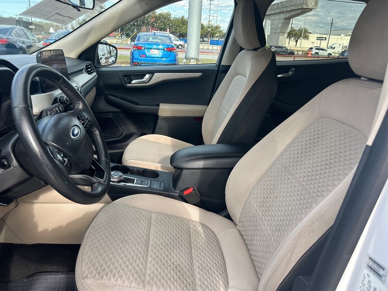 Ford Escape Vehicle Full-screen Gallery Image 9