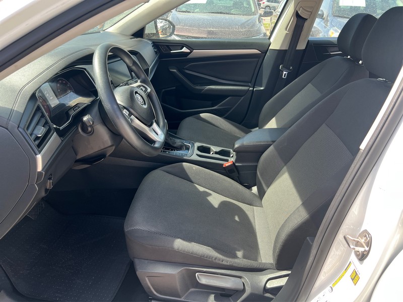 Volkswagen Jetta Vehicle Full-screen Gallery Image 8