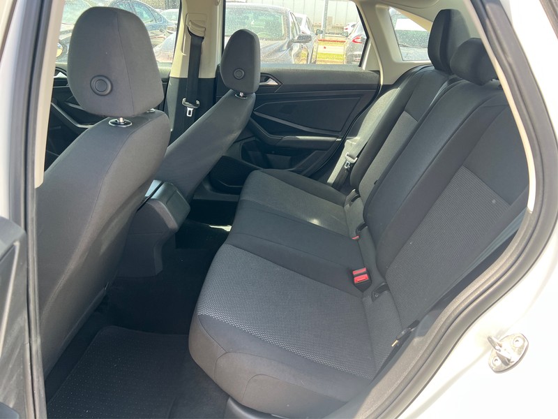 Volkswagen Jetta Vehicle Full-screen Gallery Image 9