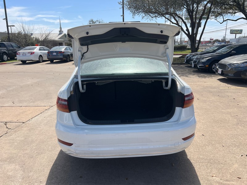 Volkswagen Jetta Vehicle Full-screen Gallery Image 10