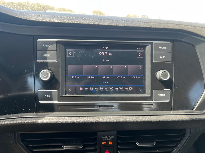 Volkswagen Jetta Vehicle Full-screen Gallery Image 11