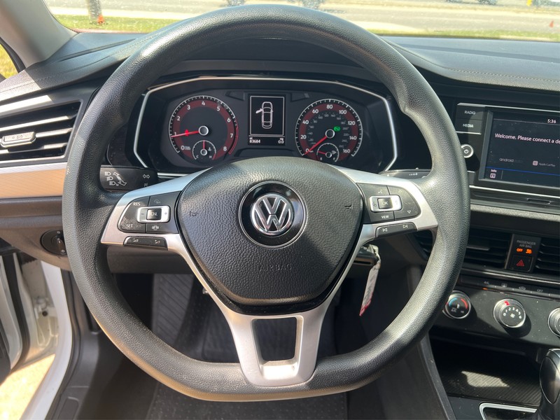 Volkswagen Jetta Vehicle Full-screen Gallery Image 13
