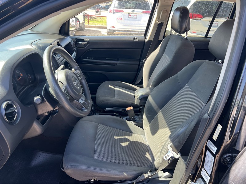 Jeep Compass Vehicle Full-screen Gallery Image 8