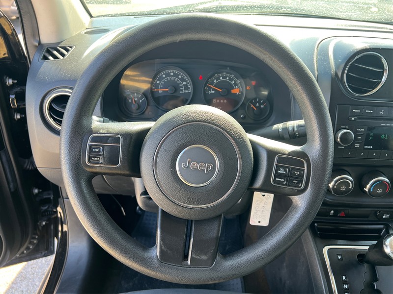 Jeep Compass Vehicle Full-screen Gallery Image 13