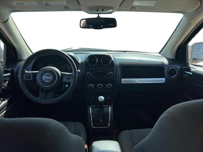 Jeep Compass Vehicle Full-screen Gallery Image 15