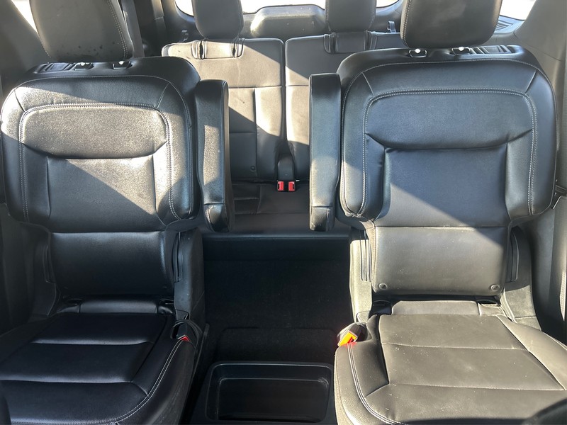 Ford Explorer Vehicle Full-screen Gallery Image 13