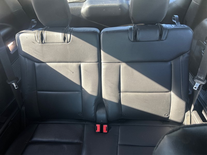 Ford Explorer Vehicle Full-screen Gallery Image 18