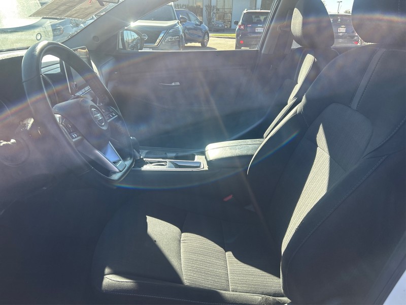 Nissan Sentra Vehicle Full-screen Gallery Image 9