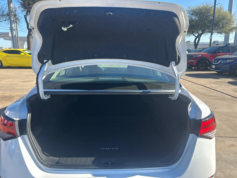 Nissan Sentra Vehicle Full-screen Gallery Image 11