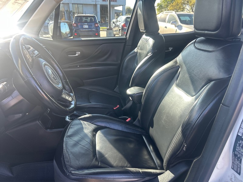 Jeep Renegade Vehicle Full-screen Gallery Image 9