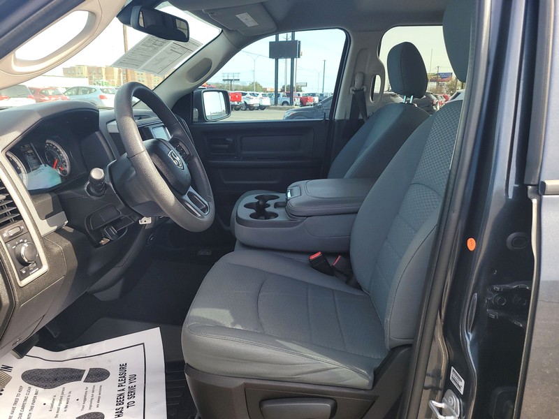 Ram 1500 Classic Vehicle Full-screen Gallery Image 09