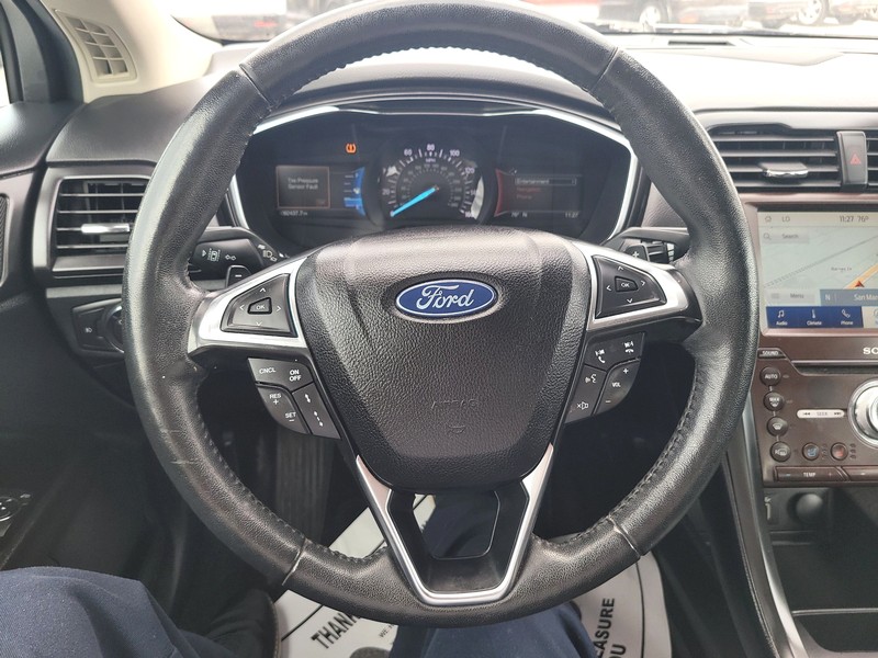 Ford Fusion Vehicle Full-screen Gallery Image 13