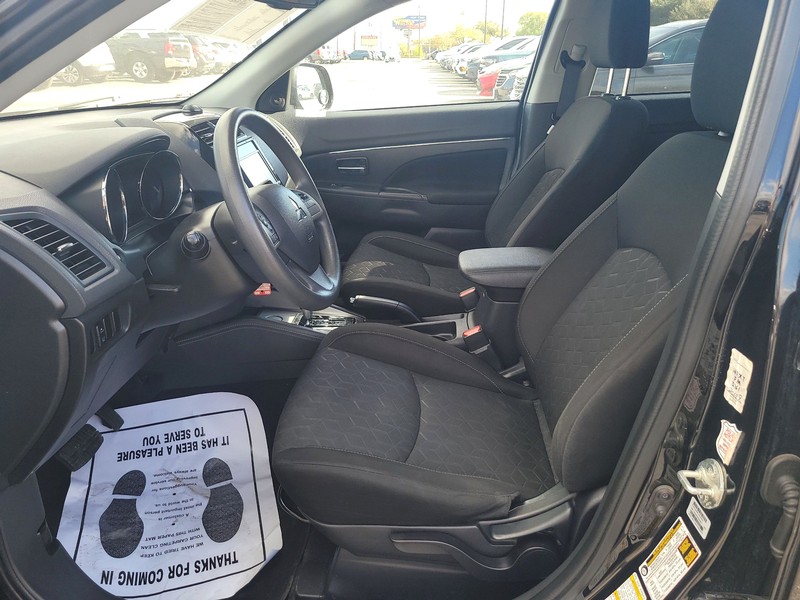 Mitsubishi Outlander Sport Vehicle Full-screen Gallery Image 07