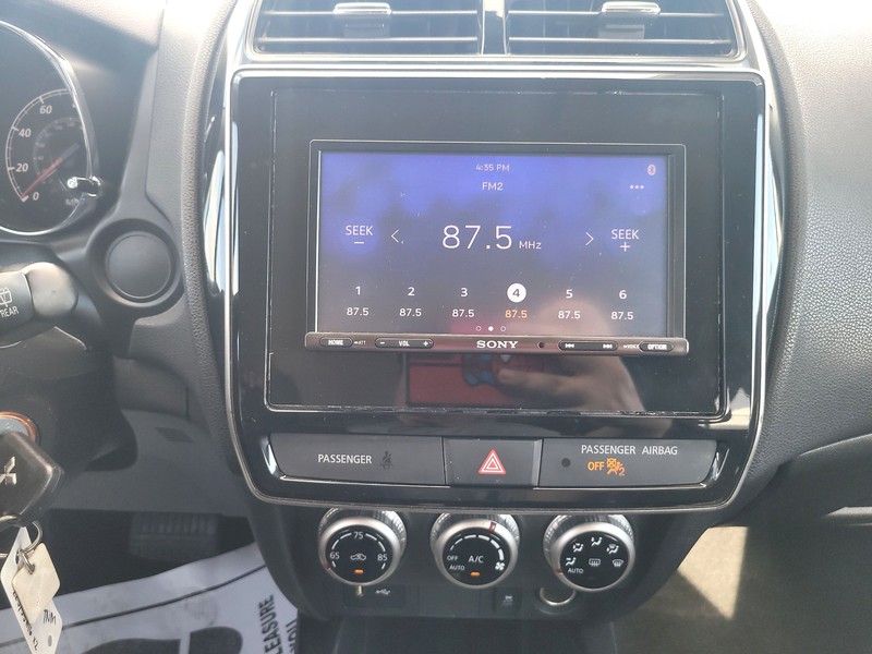 Mitsubishi Outlander Sport Vehicle Full-screen Gallery Image 10