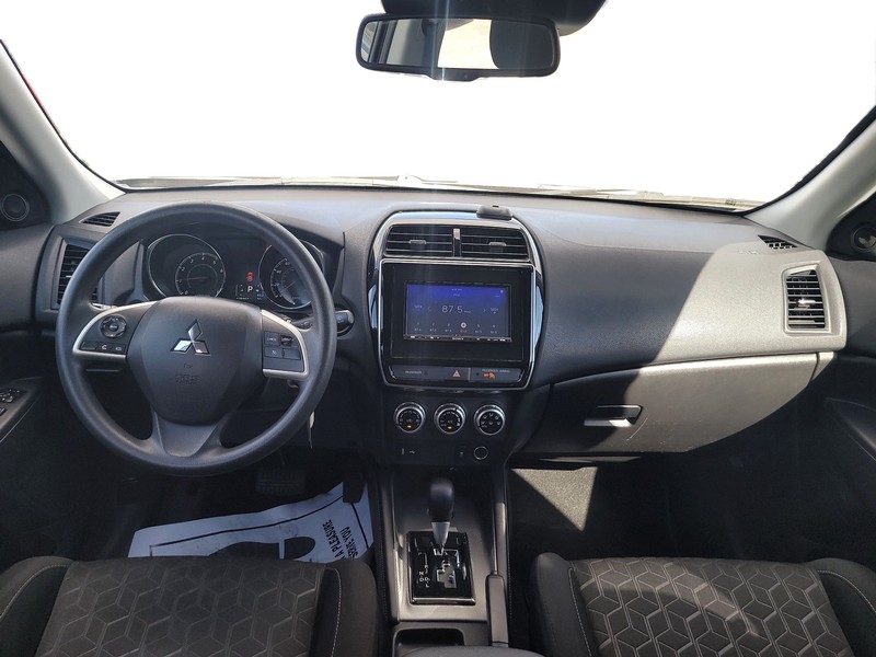 Mitsubishi Outlander Sport Vehicle Full-screen Gallery Image 14