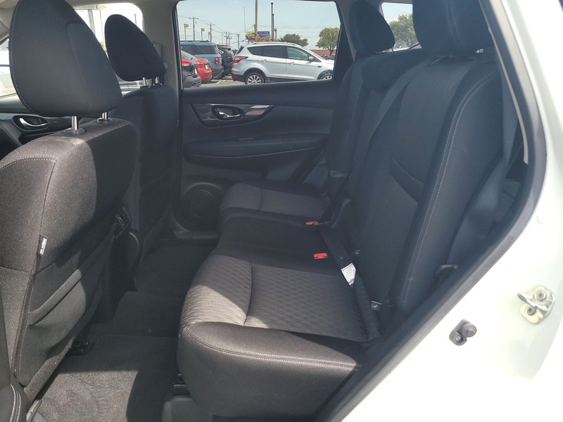 Nissan Rogue Vehicle Full-screen Gallery Image 10