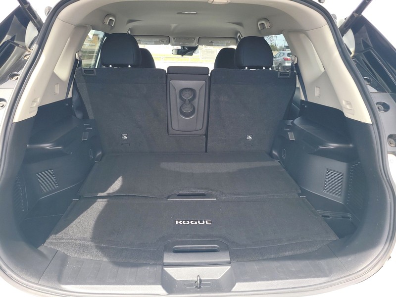 Nissan Rogue Vehicle Full-screen Gallery Image 11