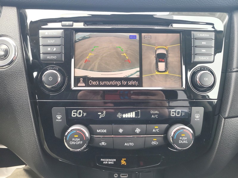 Nissan Rogue Vehicle Full-screen Gallery Image 18