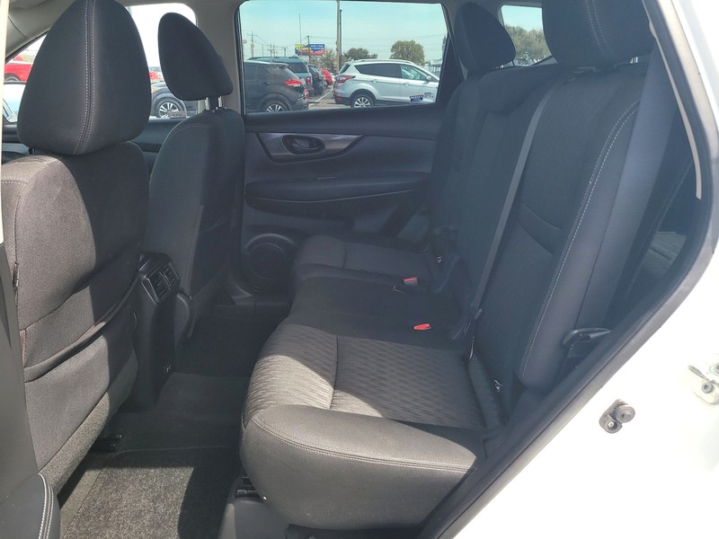 Nissan Rogue Vehicle Full-screen Gallery Image 10