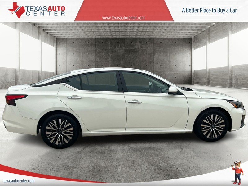 Nissan Altima Vehicle Full-screen Gallery Image 04