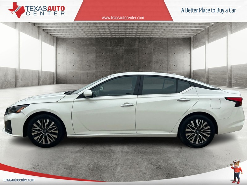 Nissan Altima Vehicle Full-screen Gallery Image 05