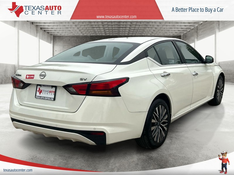 Nissan Altima Vehicle Full-screen Gallery Image 07