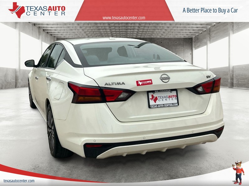 Nissan Altima Vehicle Full-screen Gallery Image 08