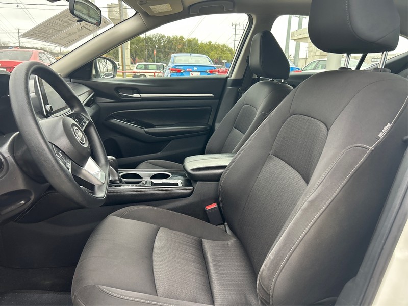 Nissan Altima Vehicle Full-screen Gallery Image 09