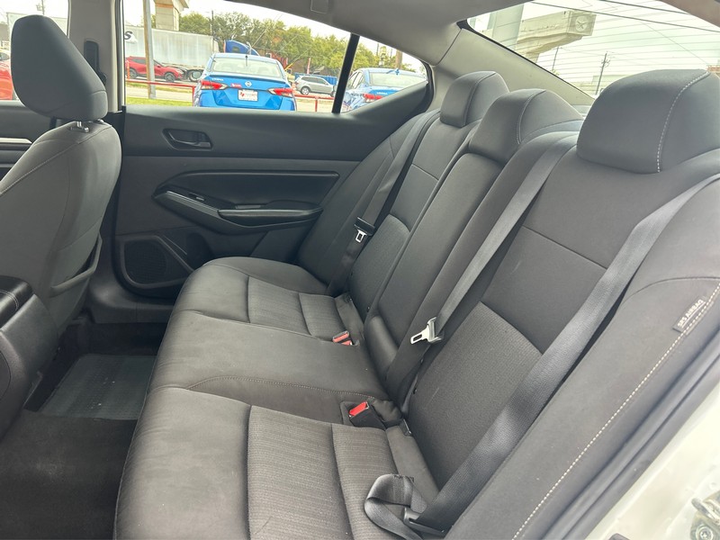 Nissan Altima Vehicle Full-screen Gallery Image 10